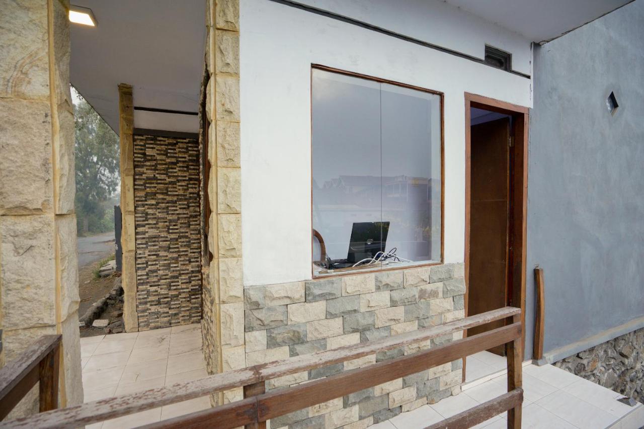 Oyo 2120 Pieter Homestay Bromo Probolinggo Exterior photo